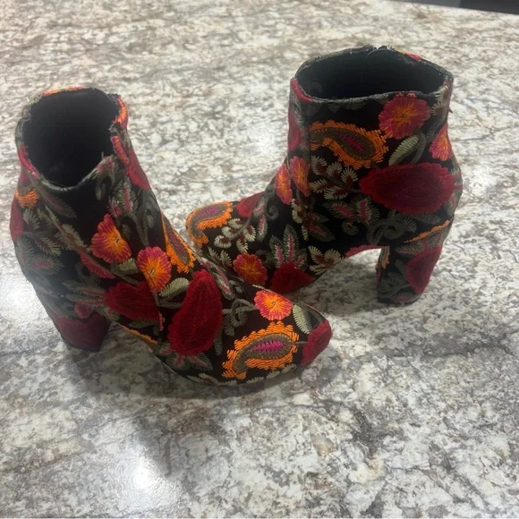 Vtg 90s Y2K Floral and Paisley Embroidered Black Boots sz 6 By Wild Diva - Picture 2 of 7